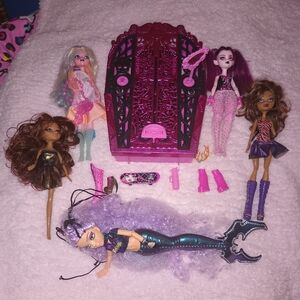 Monster High Doll Bundle Lagoona Blue G3, Draculaura, Clawdeen + Coffin Closet